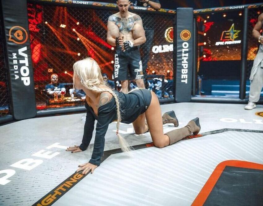 Лесбиянка с косой и блондинка сражаются на ринге и делают куни во время боя