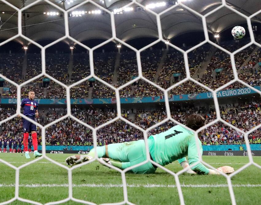 The sporting year. Пенальти Зоммер. Yann Sommer save. Пенальти гиф Мбапе Соммер. Sommer save Mbappe penalty.