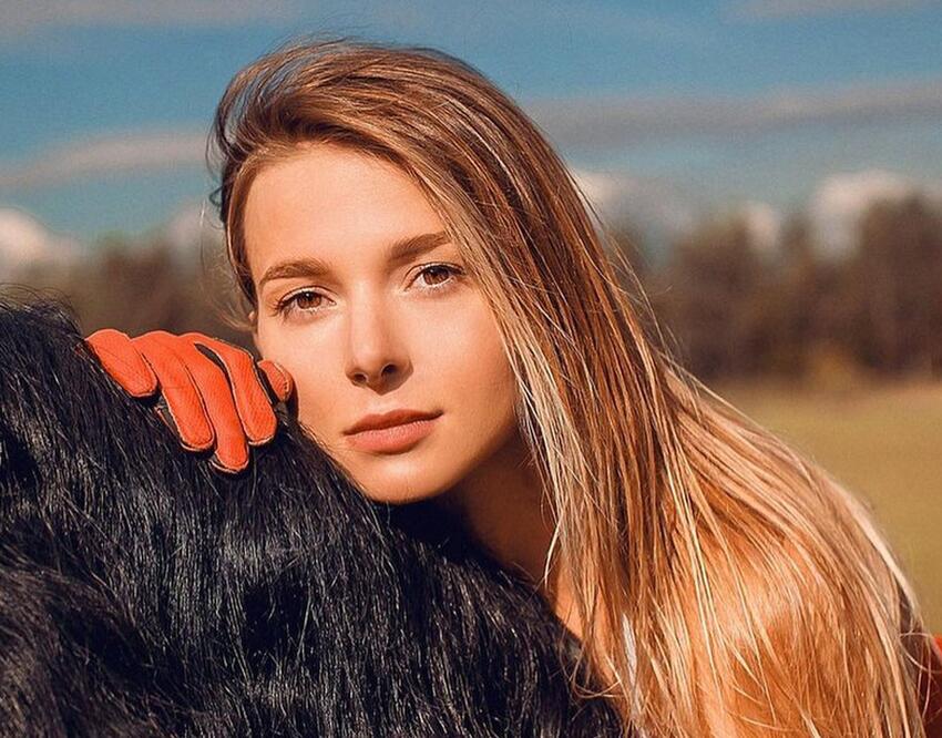 Голая попа в машине
