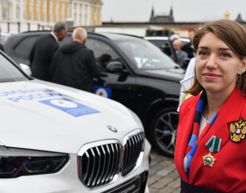 Вручение олимпийцам автомобилей на красной площади