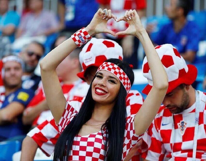 Самая красивая болельщица сборной Хорватии оголила свои "спелые арбузи...