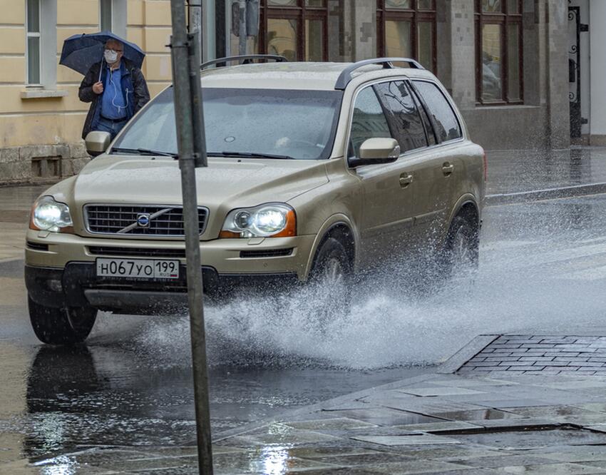 Автомобиль во дворе Автомобиль во дворе
