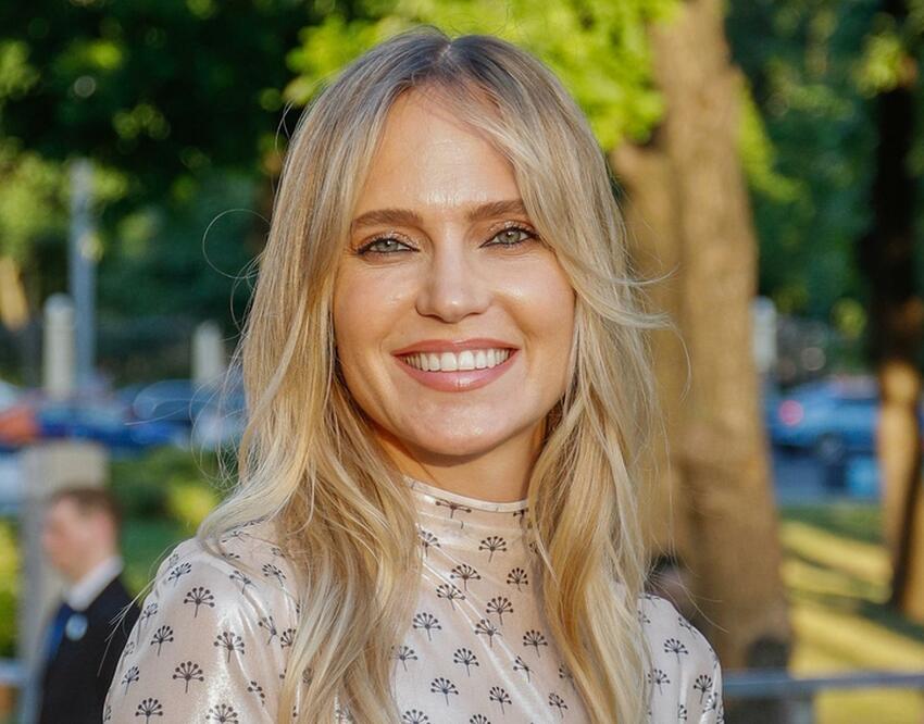 Глюкоза в крохотных шортах смачно шлепнула себя по круглым ягодицам (видео)