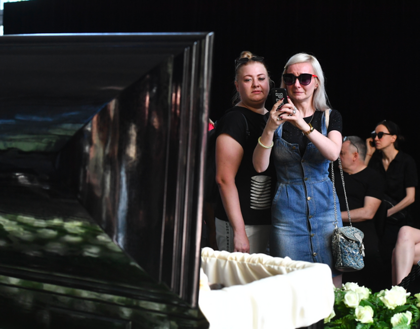 Первая жена шатунова. Похороны Юры Шатунова 2022. Жена Юрия Шатунова на похоронах. Вдова Шатунова.