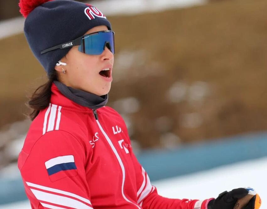 Девушка на белом мерседесе