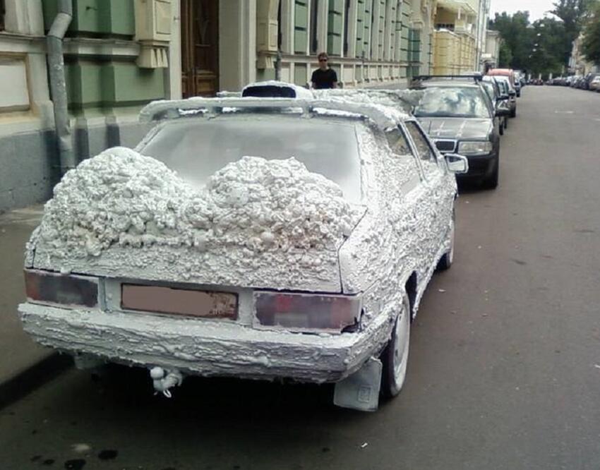 В Екатеринбурге рабочие испакостили монтажной пеной припаркованные у ...