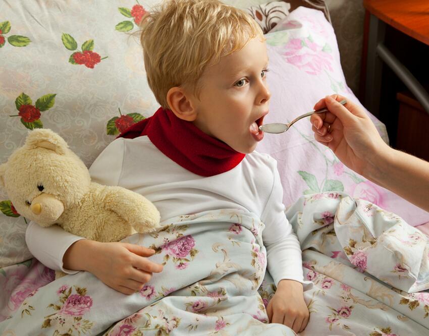 Как не заболеть после дождя: врач развенчал популярные мифы о простуде