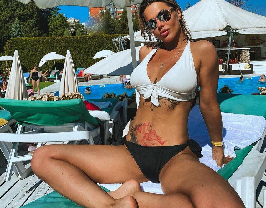 Moviy yubka va oq paypoq porno