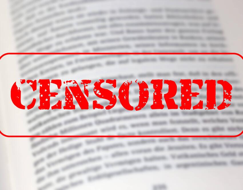 Голая девушка искала свой корсет в чужом подъезде (видео)