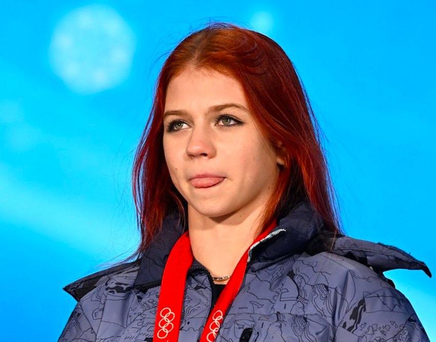 Спорт трусова. Александра Трусова олимпиада 2022 с медалью. Юлии Липницкой. Александра Трусова интервью. Трусова олимпиада награждение арт.