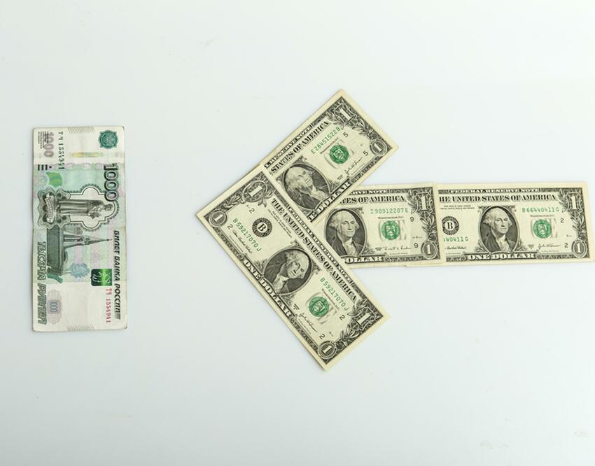 Покупать валюту или оставаться с рублями? Прогноз на 2023 год