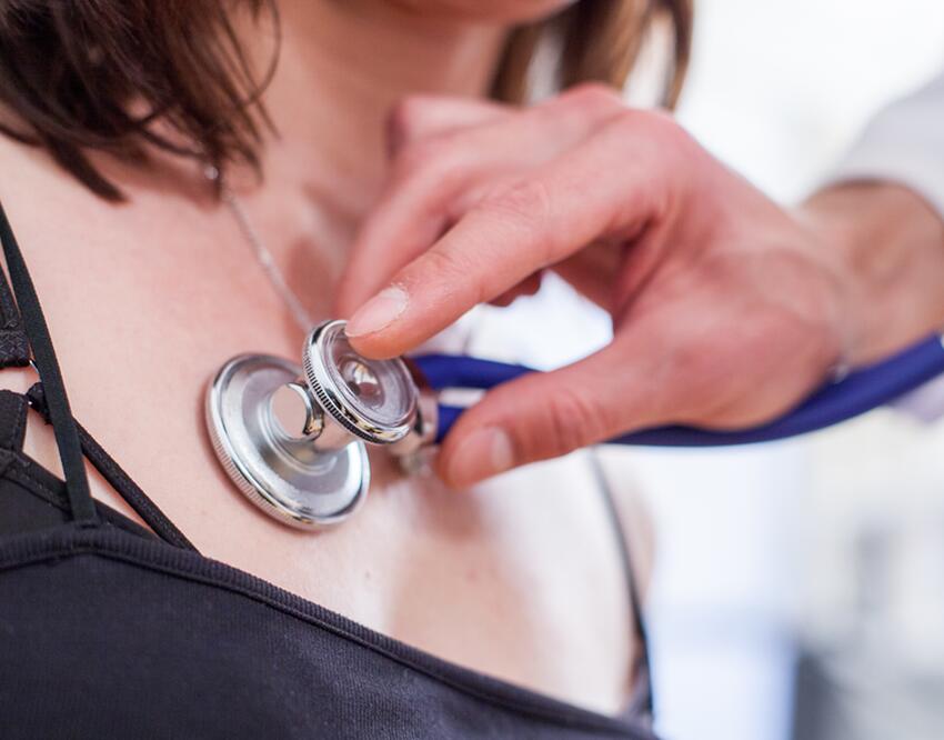 Внимание! Такой кашель может быть очень опасен: врачи назвали признаки