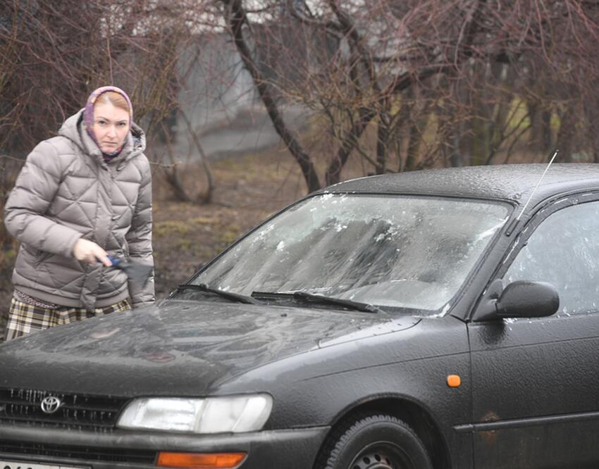 Скребок, кипяток и уксус – чем нельзя чистить лобовое стекло при морозах