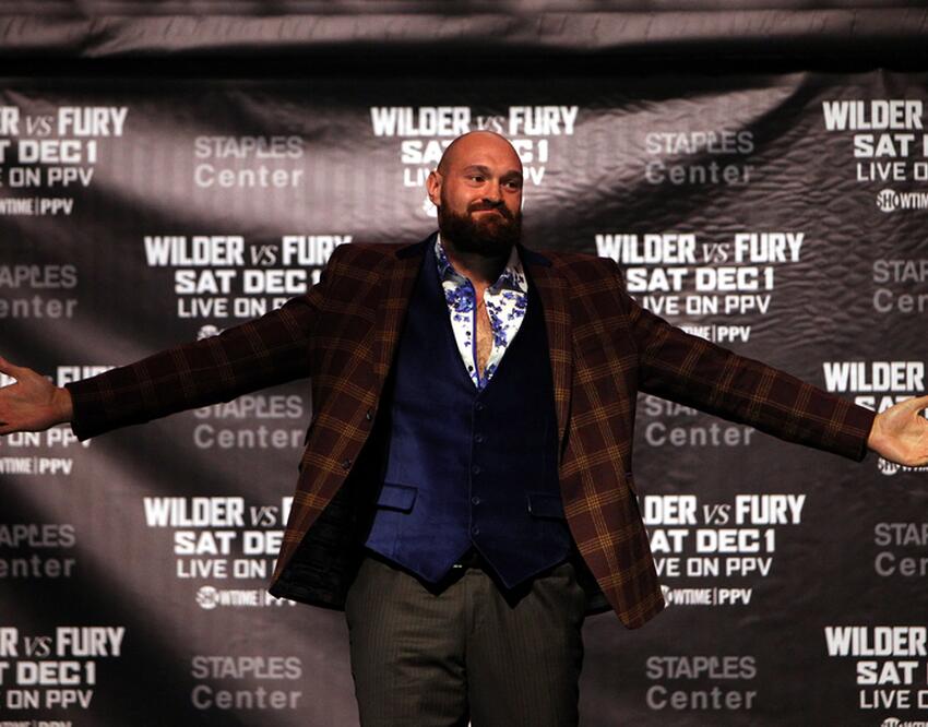 Арум объяснил, почему Усик сможет провести бой с Фьюри, несмотря на ...