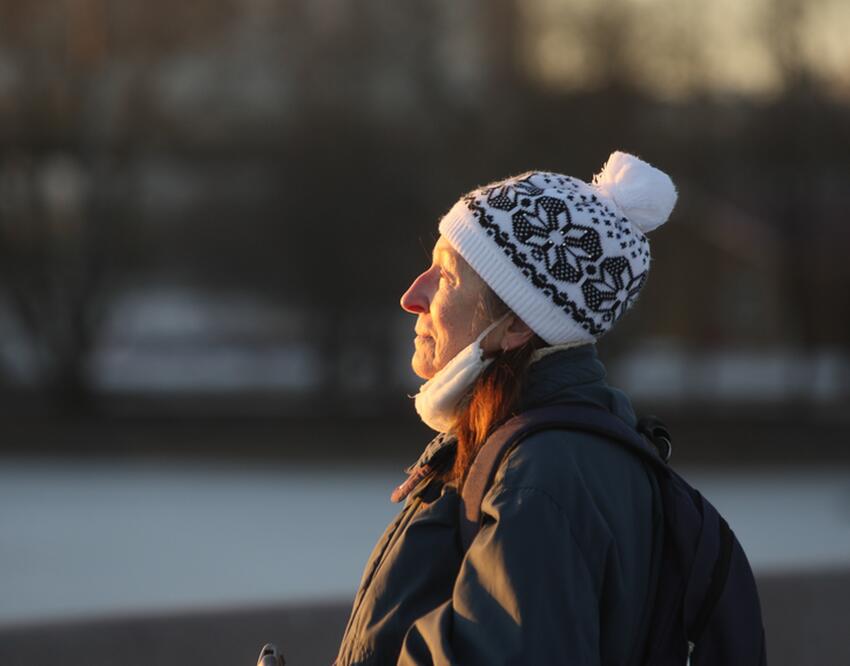 Доплата к страховой пенсии: пожилые женщины получат денежное пособие в ...