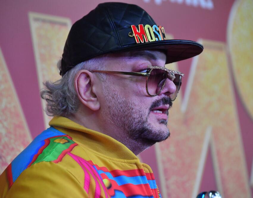 Киркоров нежно погладил подаренный ему фарфоровый фаллоимитатор (видео)