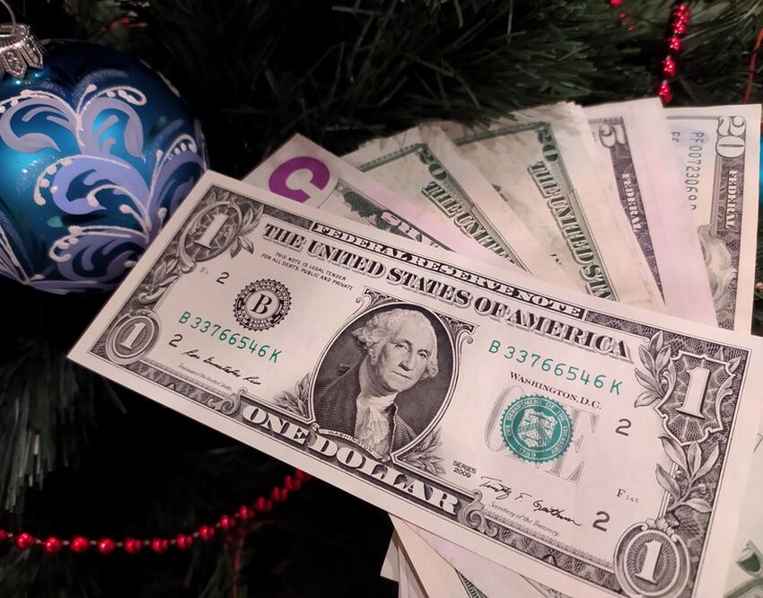 Доллар продолжает набирать обороты, а рубль спускается на дно: Мосбиржа ...