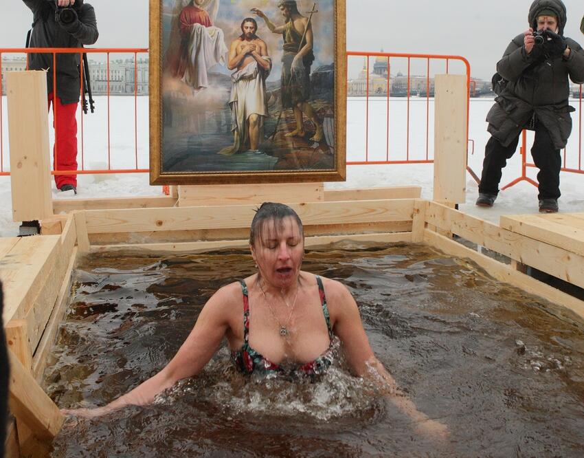 Крещение господне фото. Ныряние в прорубь на крещение. Крещенские купания в 2023 году. 01. Что нельзя делать на крещение.