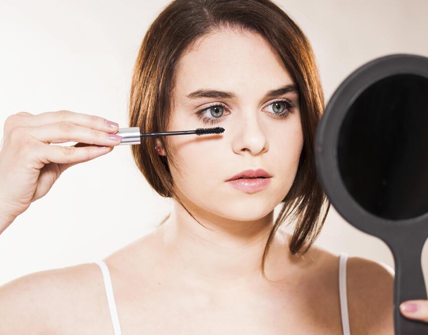 Может быть опасно: врач рассказала, кому не следует наращивать ресницы
