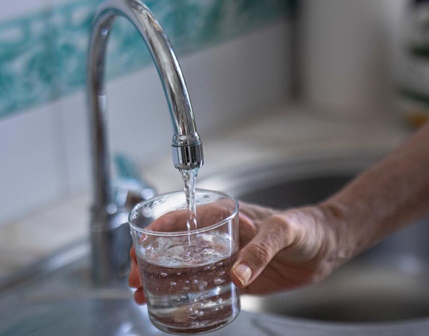 презентация питьевой бутилированной воды. отстаивание водопроводной воды. пить холодную воду. грязная вода в стакане. может ли вода протухнуть.