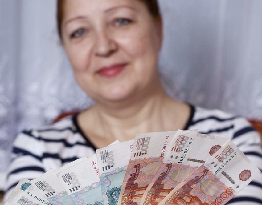 российские пенсионеры. пенсии повысят. деньги и пожилые родители. пенсионерка с деньгами. пенсии россиян.