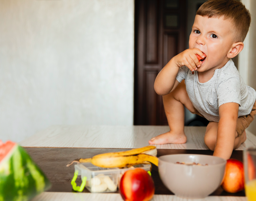 для аппетита ребенку. питания беременных и родильниц. мама кормит ребенка. девочка не хочет есть. для аппетита ребенку.