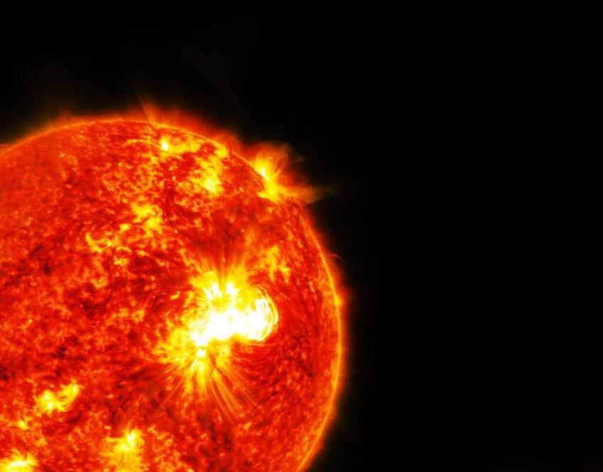 солнечная буря. вспышка на солнце 2022. космические лучи. солнечные вспышки. вспышки на солнце.