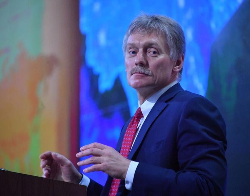 В Кремле прокомментировали приостановку выдачи загранпаспортов россиянам