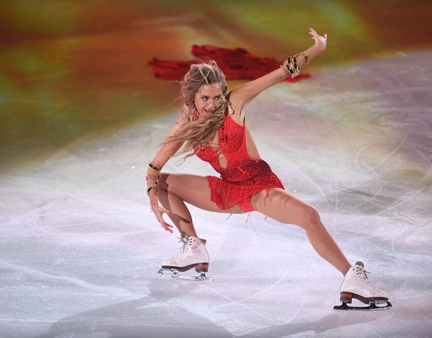 Идеальная растяжка: Елена Радионова засветила сочную грудь в топике (фото)