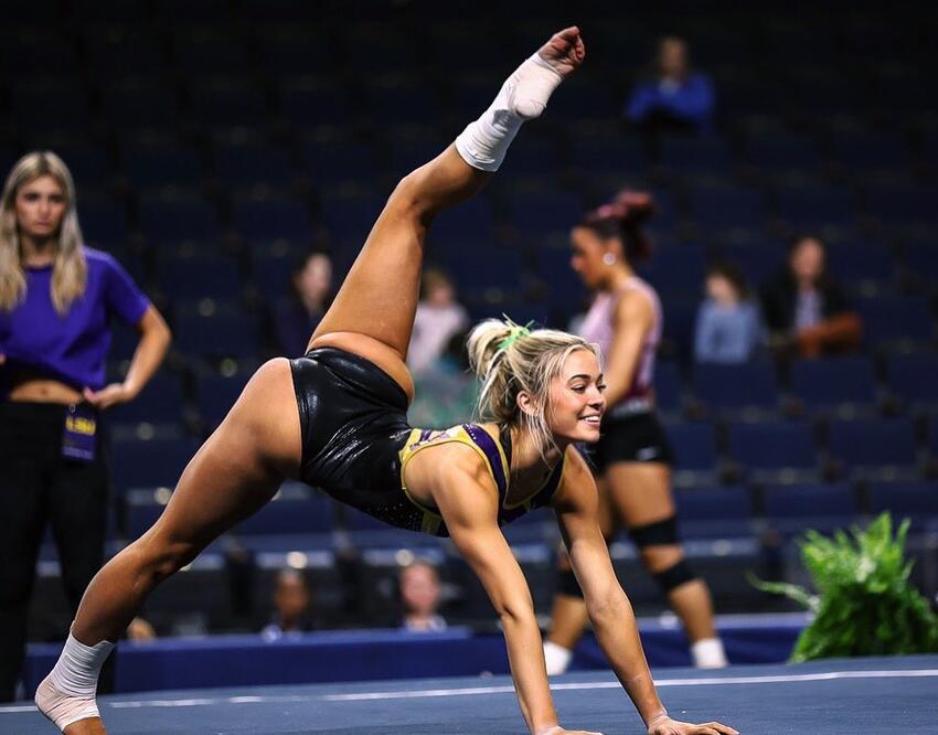 Живая кукла Барби: самая красивая гимнастка США обнажила гром-бедра ...