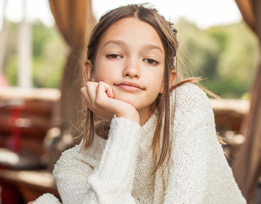 Девочка с мамой. Мать с ребенком. Дочь на 4 года младше. Фотосессия мама и дочка на природе. Старшая и младшая девочки.