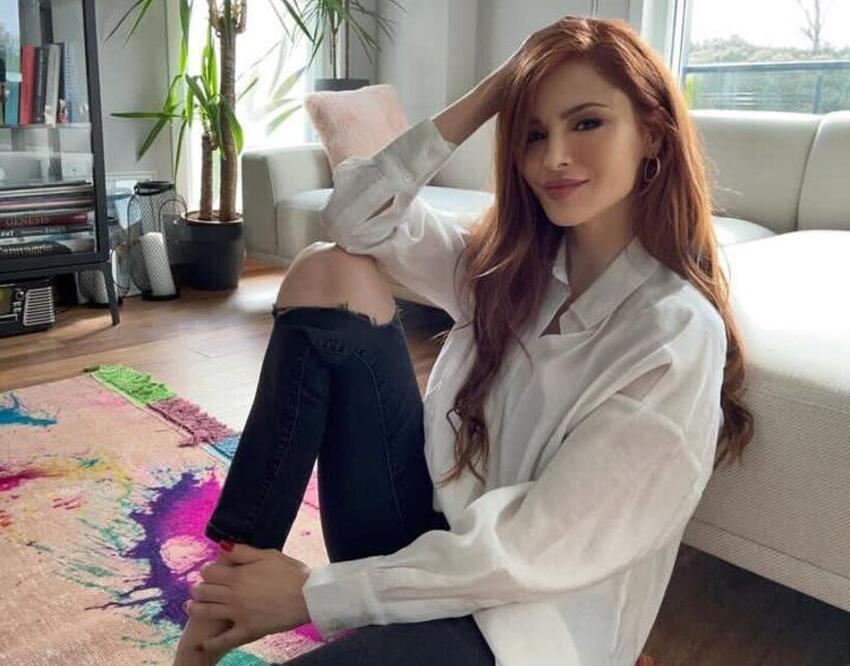 Уже слишком откровенно: Мине Тугай наклонилась и засветила крупный бюст ...