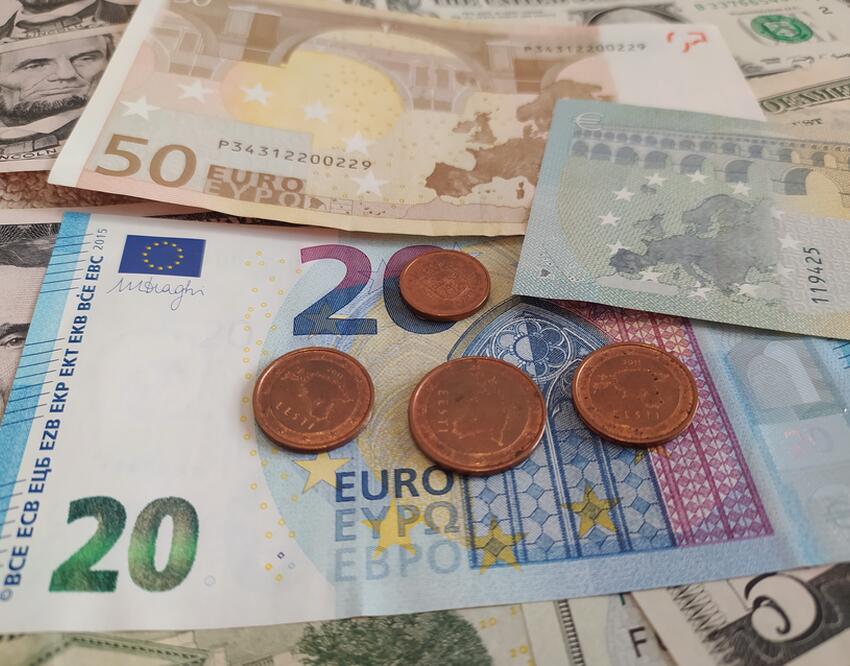 Рубль продолжает спотыкаться о доллар и евро: Мосбиржа обновила курс валют