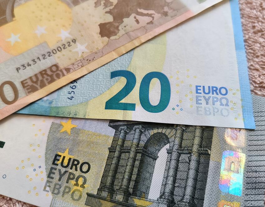 Рубль расправил плечи и сжал евро в тиски: Мосбиржа дала курс валют на ...