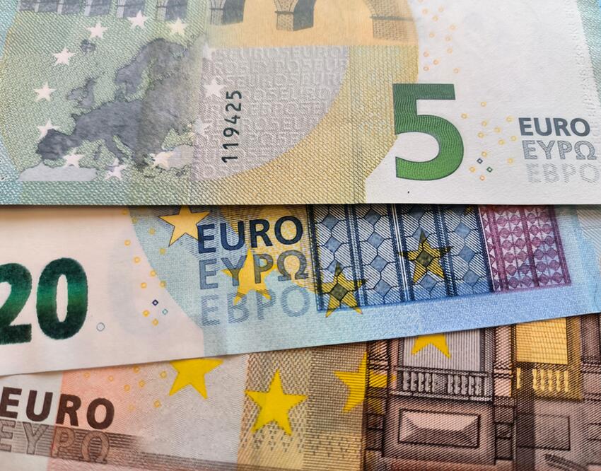 Доллар и евро отправили рубль на дно Марианской впадины: Мосбиржа ...