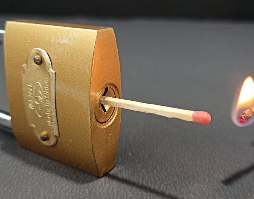 Вставьте спичку в замок: ахнете, чем все обернется