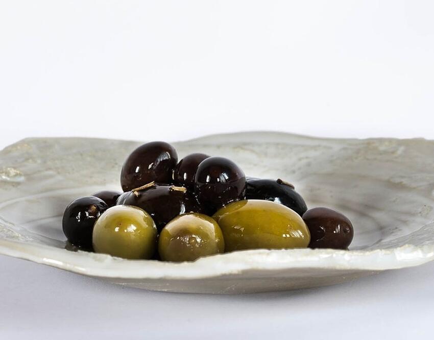 Чем отличаются оливки от маслин: не только цветом. Вы такое и не знали