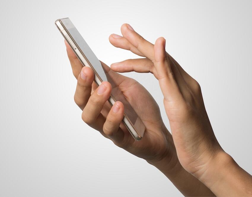 Телефон кладешь экраном вниз. Смартфон в руке. Рука держит телефон. Рука с телефоном PNG. Женская рука держит.