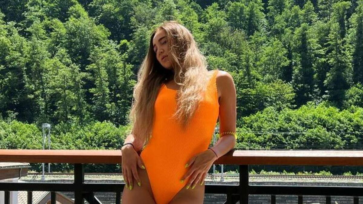 Бузова дипфейк. Ольга Бузова в желтом купальнике. Бузова в купальнике 2022. Ольга Бузова фото в купальнике 2022. Ольга Бузова в купальнике