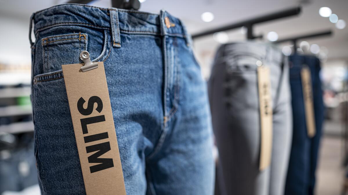 джинсы деним. много джинсов. выбор джинс. какие сейчас модные джинсы для детей картинки. человек выбирает одежду.