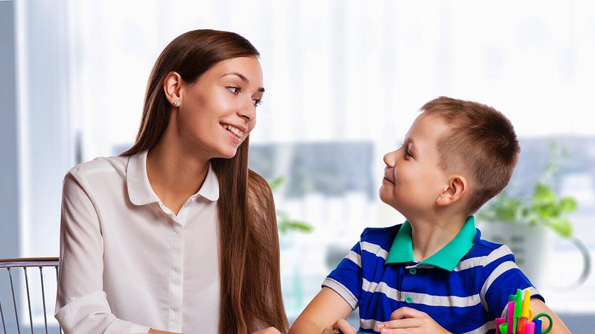Родители и дети картинки. Радовать родителей своими успехами. Дети радуются. Радовать родителей своими успехами. Похвала родителей.