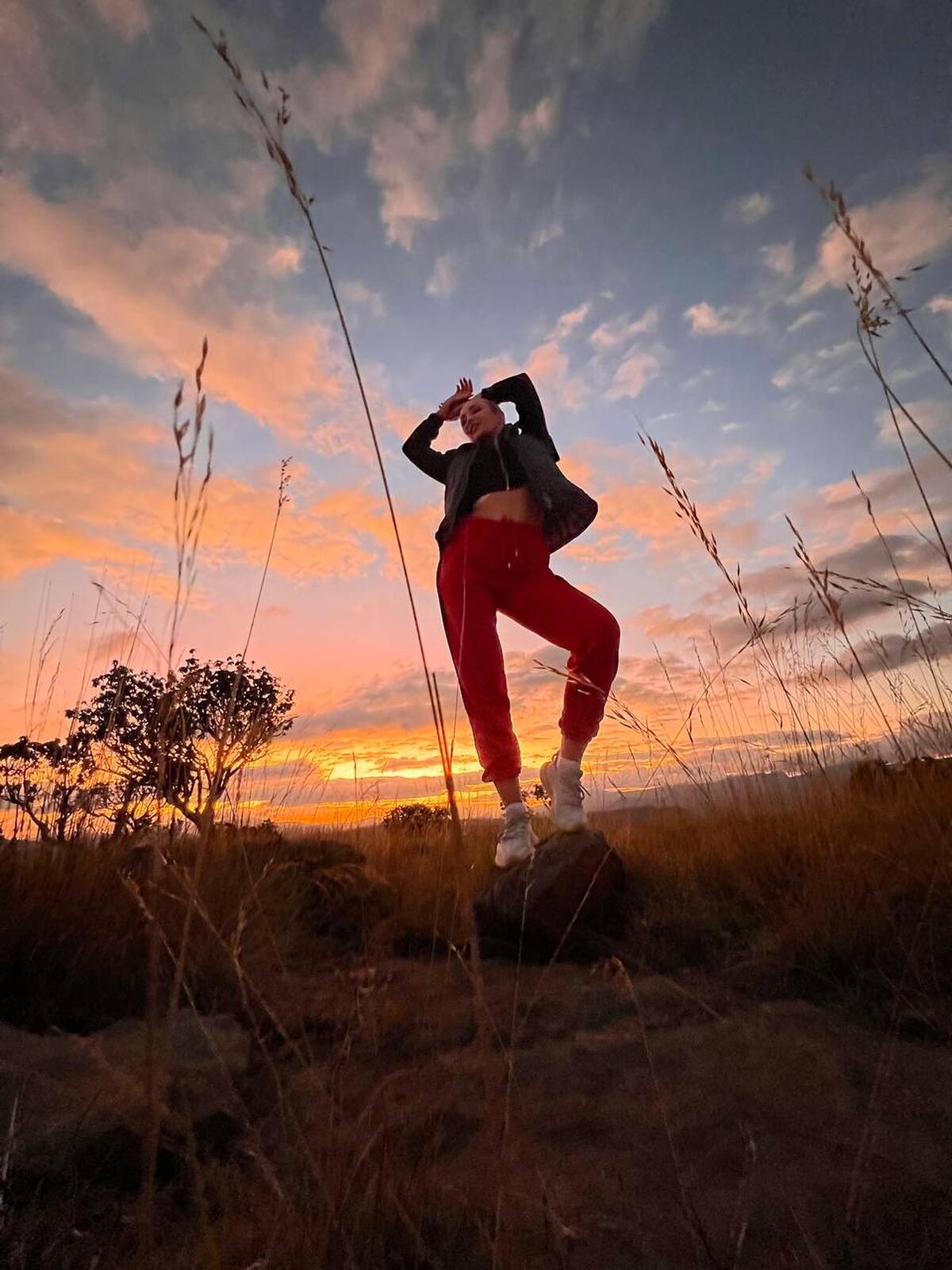 идеи для фото на закате. брюнетка на закате. фотографируем в деревне людей на закате. ольга бузова в купальнике. бузова закаты.