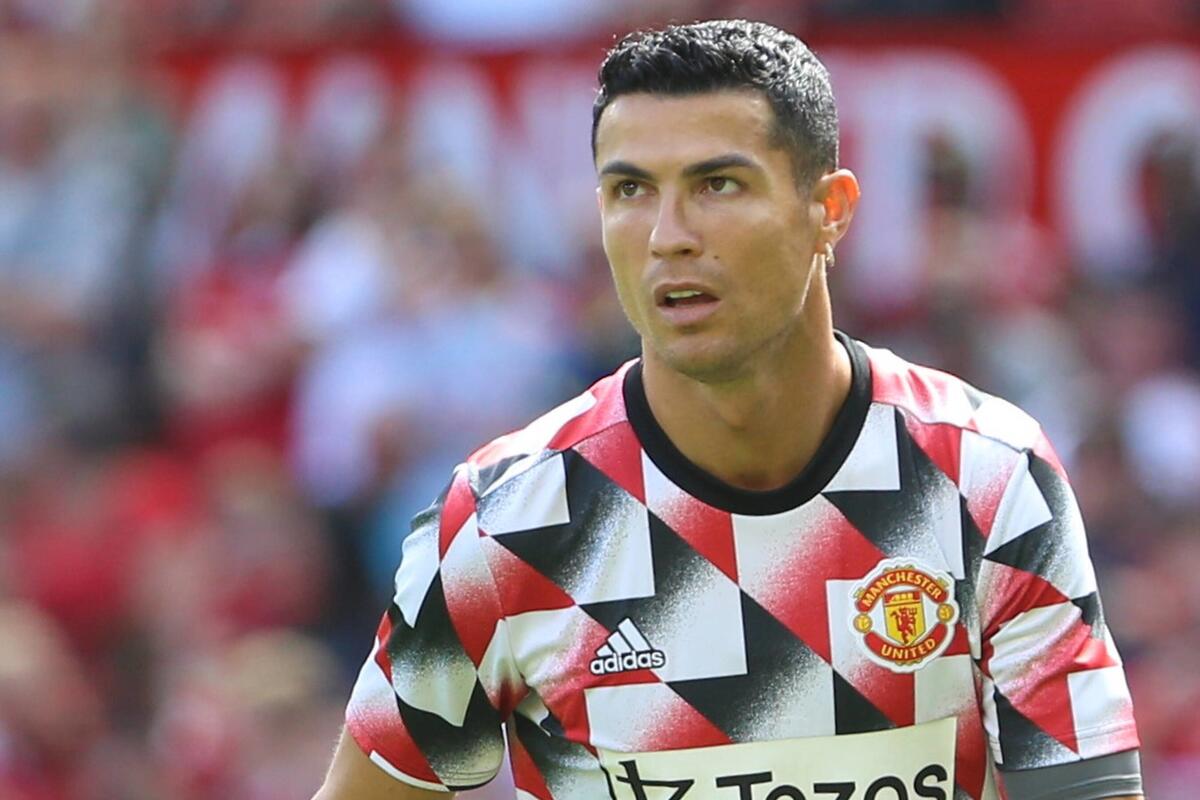 Роналду в Кишиневе трогательно обнялся с мальчиком-фанатом и отогнал от него охрану (видео)