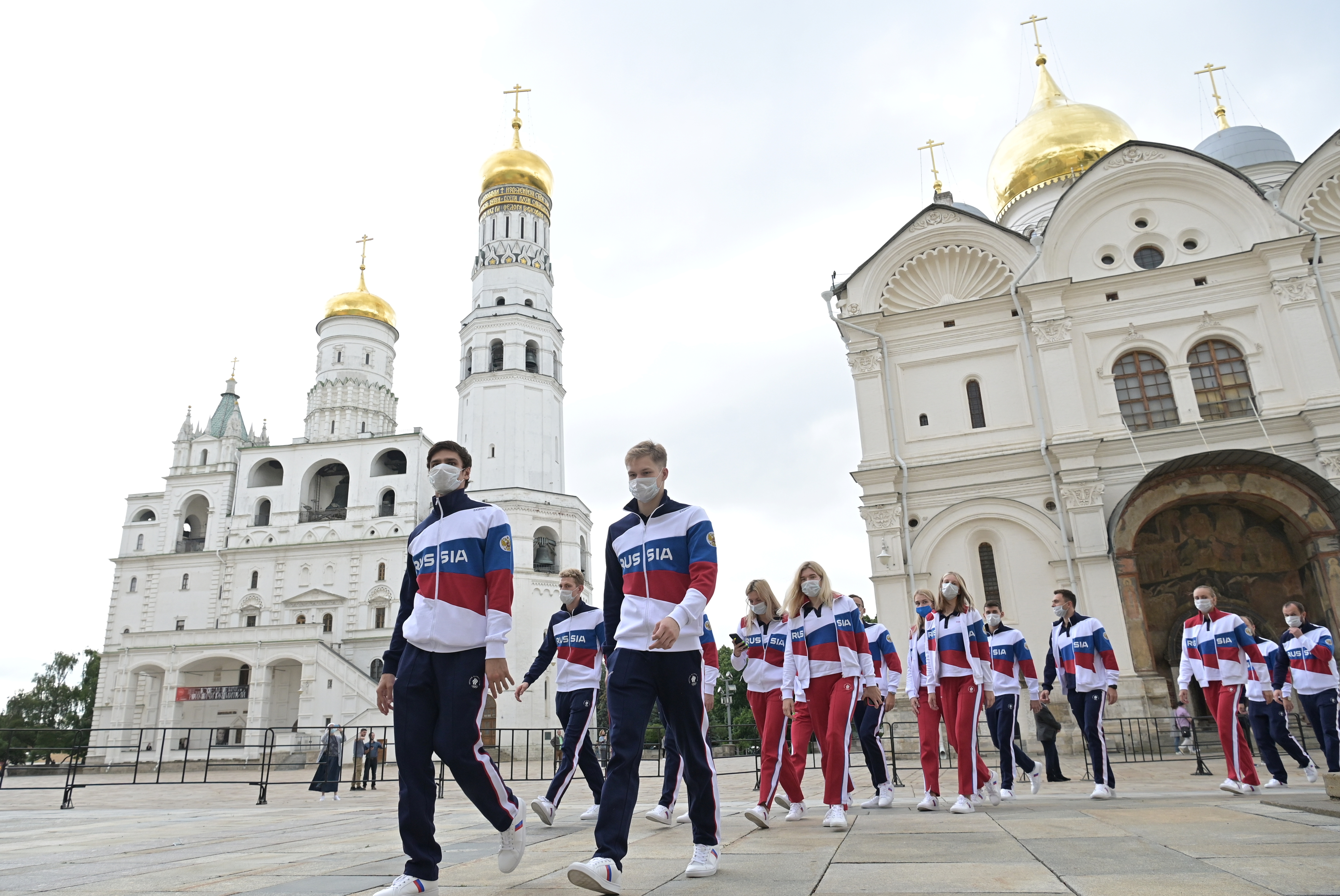 Впереди нас ехали спортсмены. Олимпийская сборная России в Токио. Российские спортсмены на Олимпиаде в Токио 2021. Костюмы сборной России на Олимпиаде 2022. Олимпийцы России.