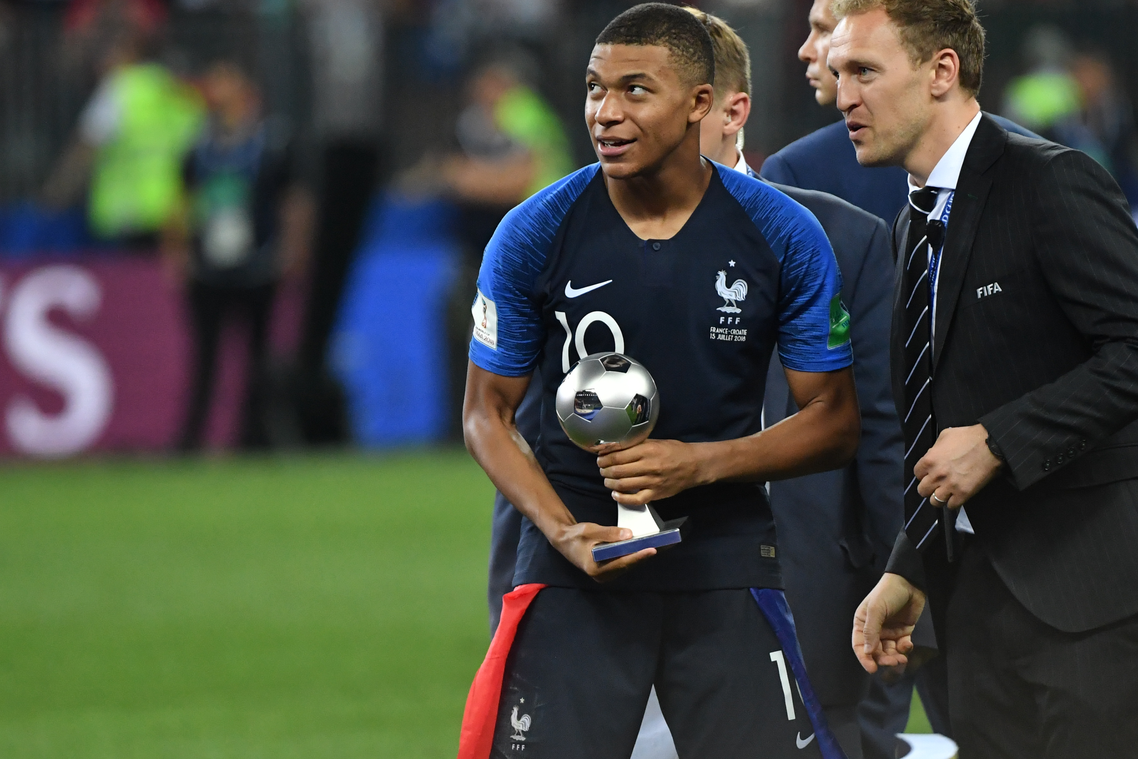 Мбаппе в реале новости. Мбаппе 2drots. Мбаппе в реале. Mbappe in World Cup 2022. Контракт Мбаппе номер 1 в мире спорта.