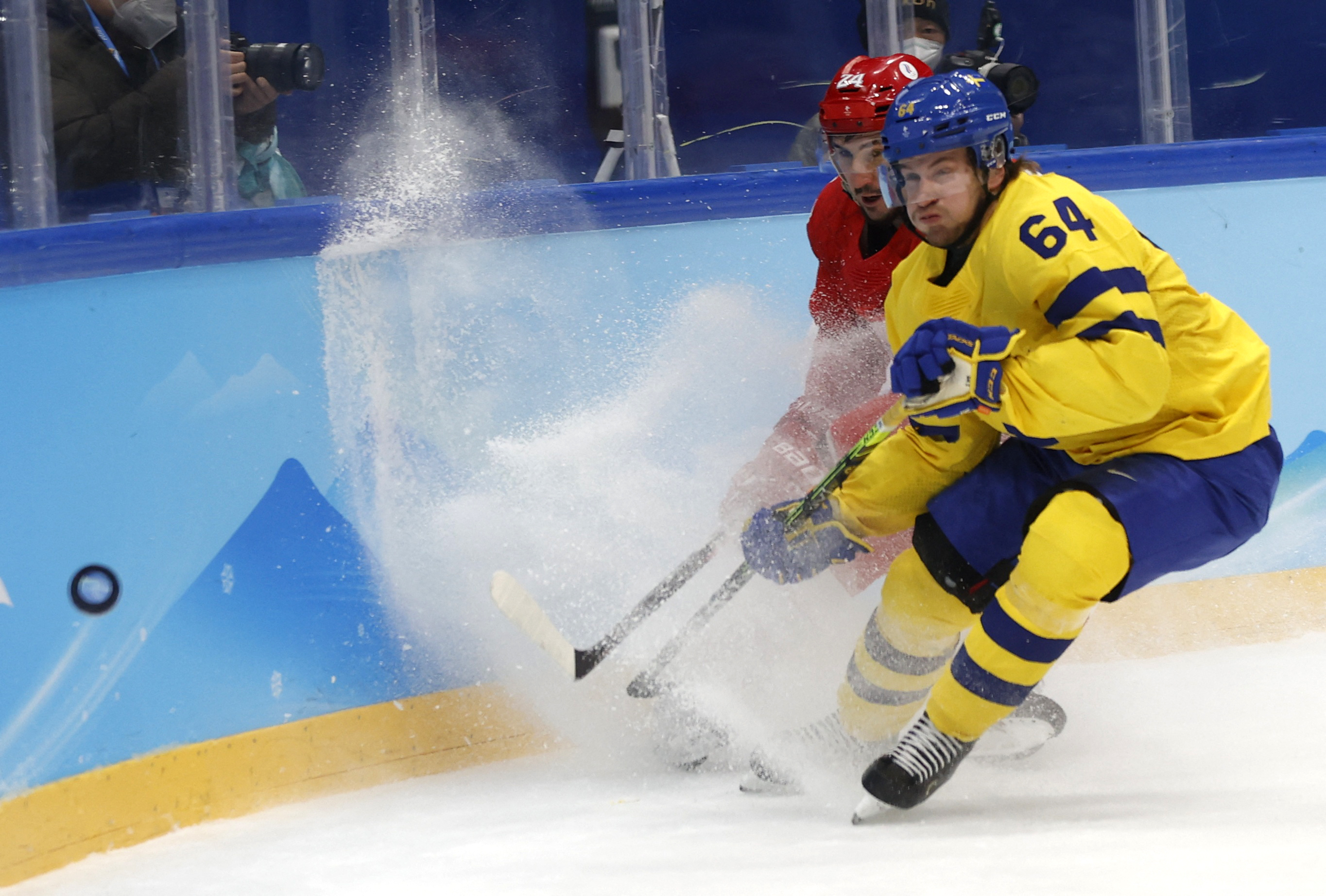 Матч хоккей полуфинал. Россия Швеция хоккей. Форма сборной Швеции по хоккею на Олимпиаду 2022. Швеция на Олимпиаде 2022. Россия Швеция хоккей бросок на борт.