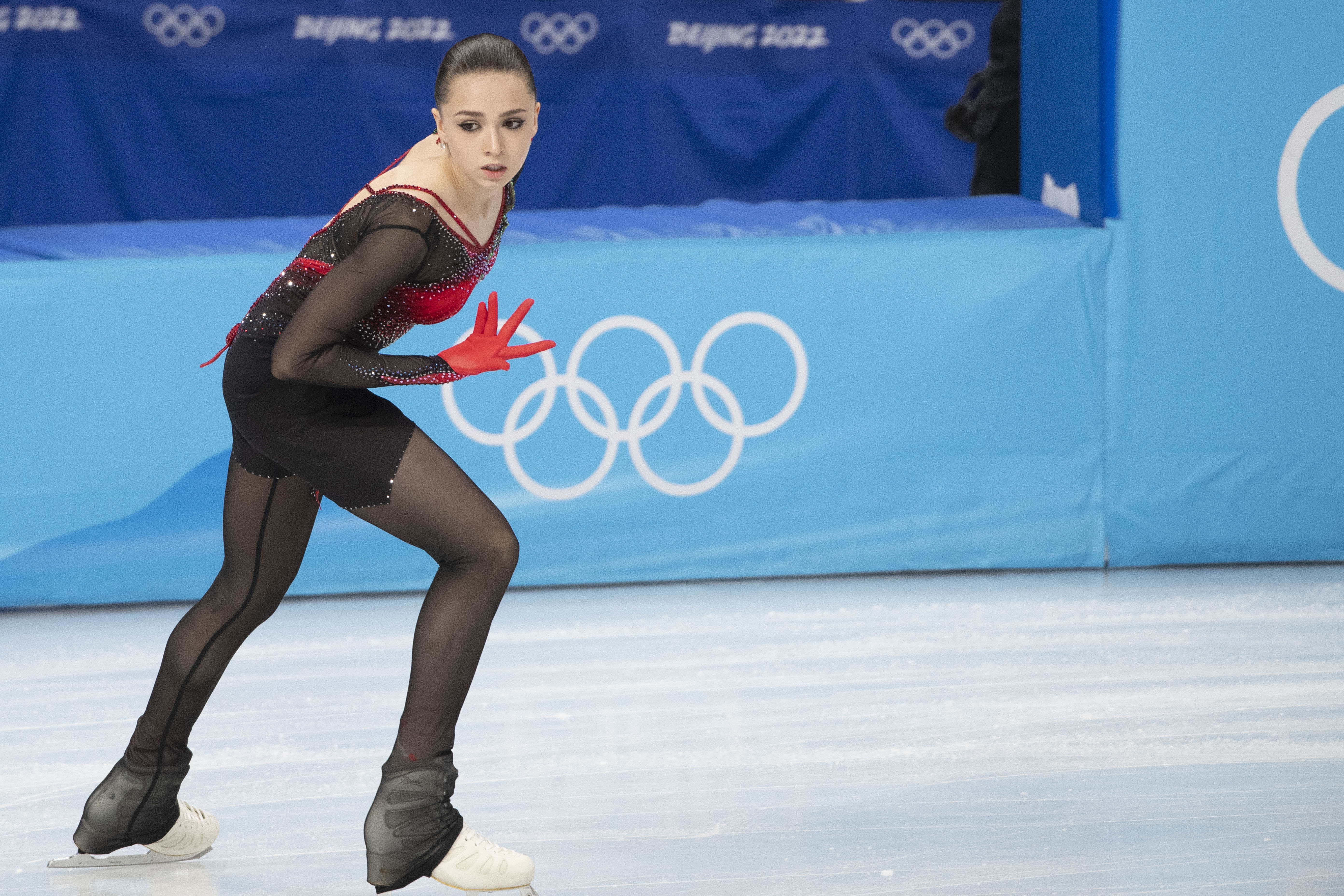 камила валиева 2022. фотосессия тренды. встречай новый 2022 год. платье на новый год по знакам зодиака. в чем справлять новый год 2022 женщине.