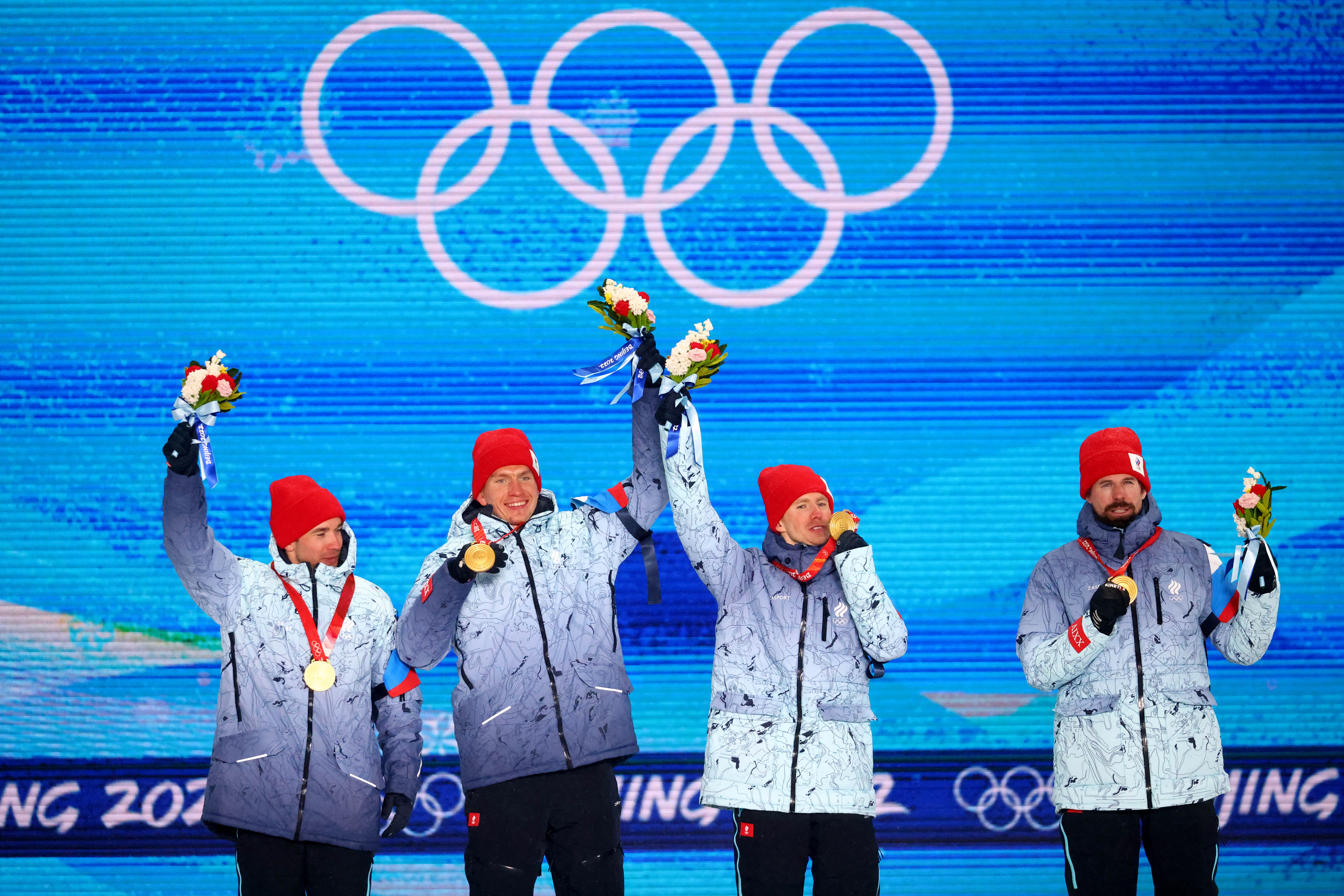 Церемония награждения олимпиады. Лыжные гонки 2022 Червоткин Большунов. Награждение лыжников в Пекине. Награждение олимпийцев на Олимпиаде.