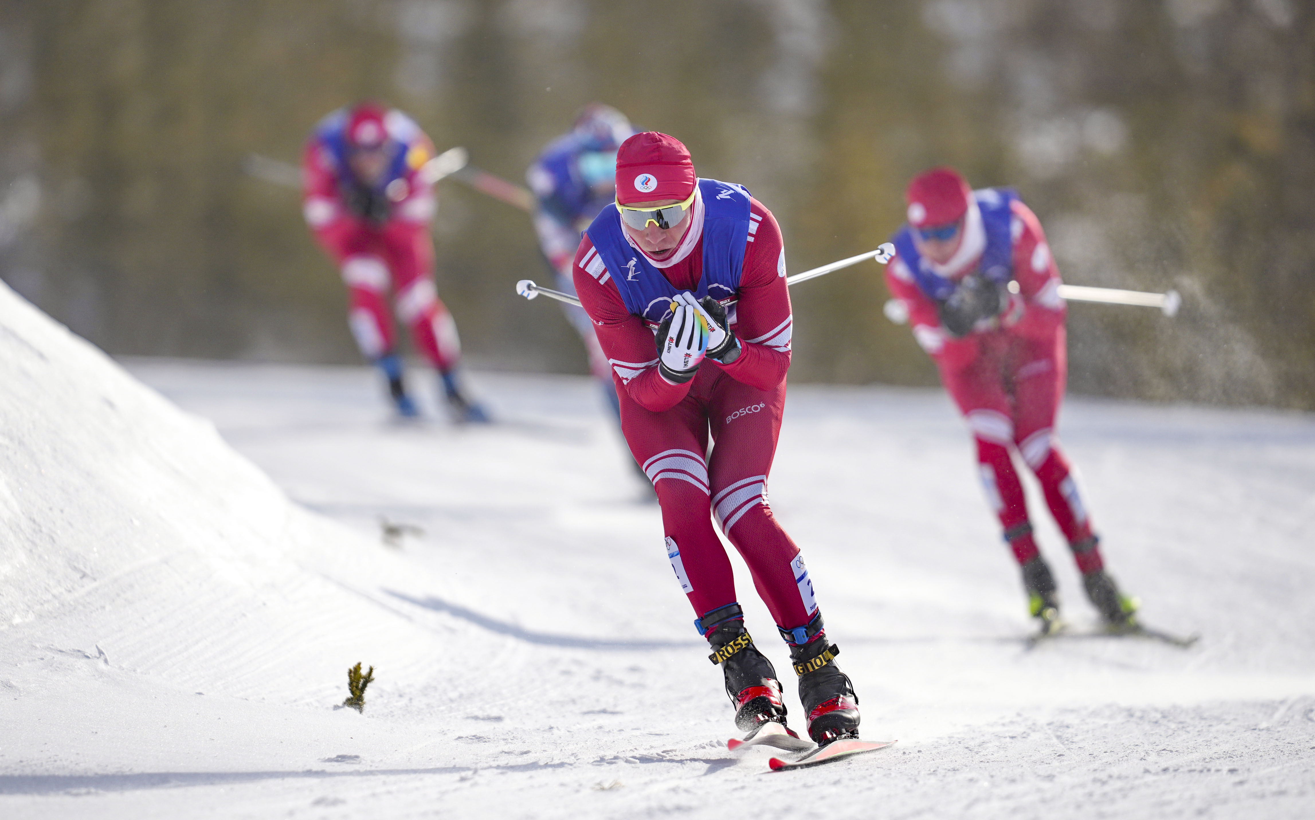 Лыжные гонки сегодня мужчины 10 км. Большунов 2022 лыжи.