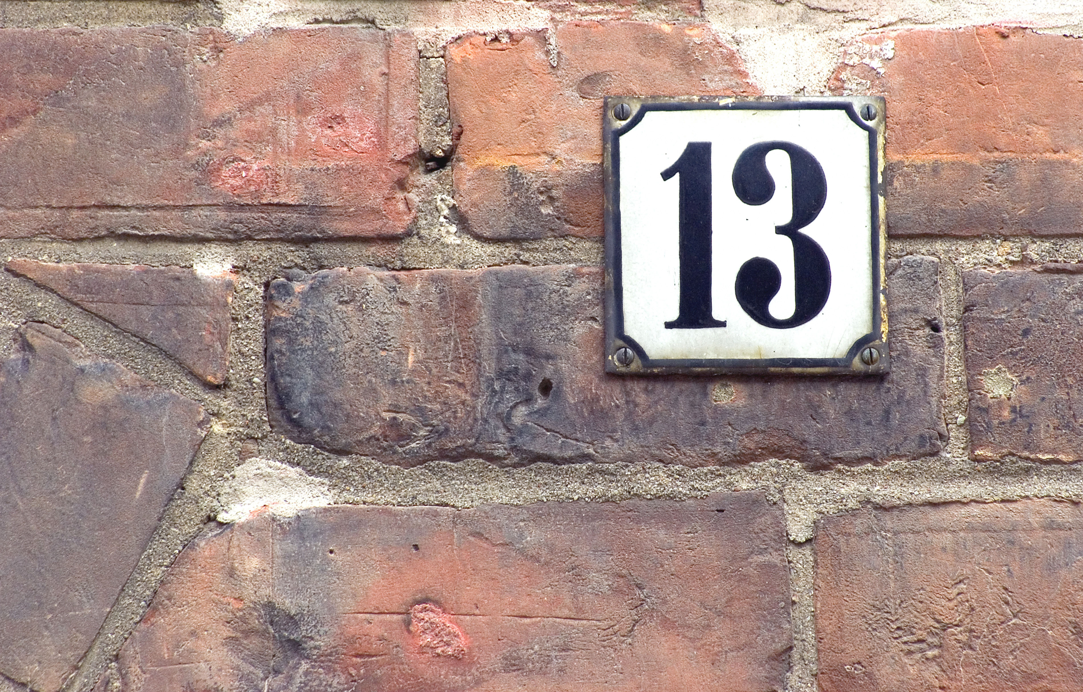Номер 13 номер 5. Цифра 13 прикольная. Мистическое число 13. Дом под номером 13. Картинки с номером 13.